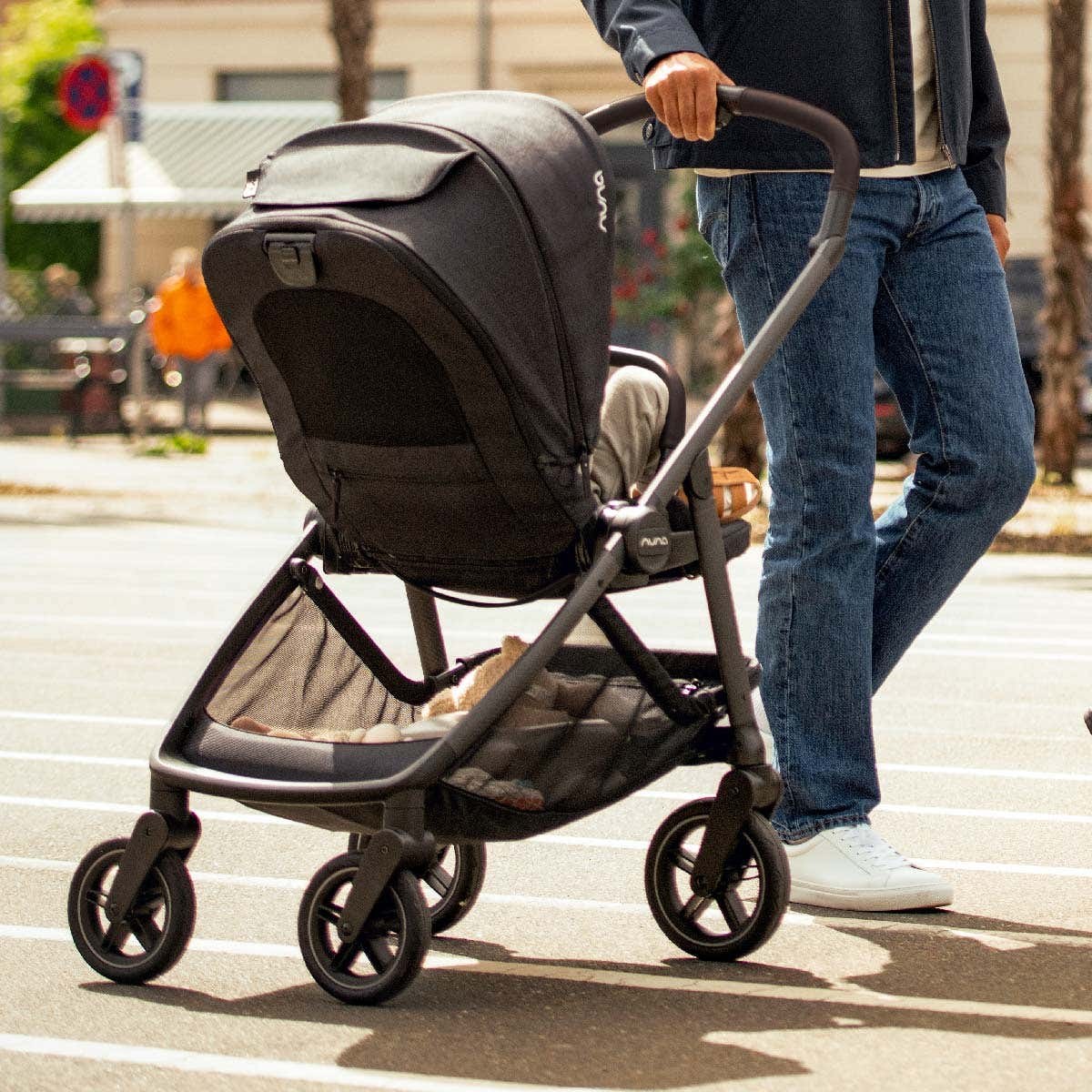 Nuna SWIV roomy storage basket with pocket